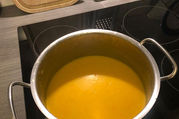 Topf mit fein pürierter Karottensuppe